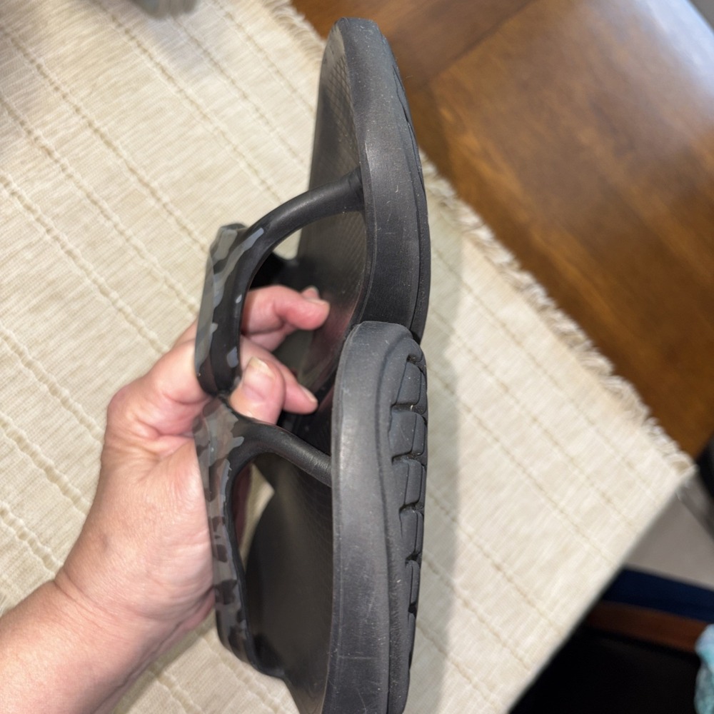 Oofos Black Camo Flip Flops Women's Size 11 - Picture 3 of 6